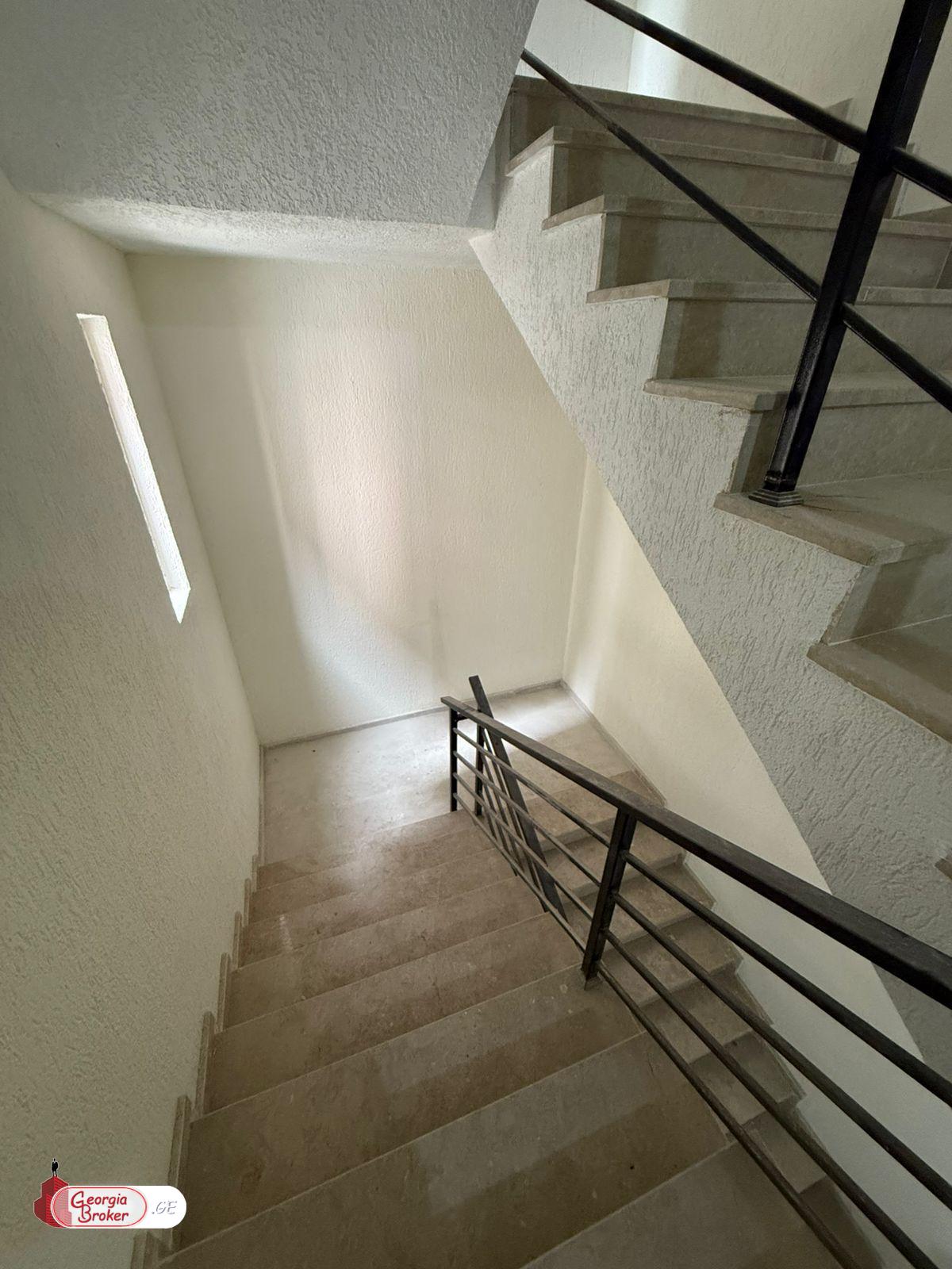 იყიდება ახალი აშენებული 4 ოთახიანი ბინა